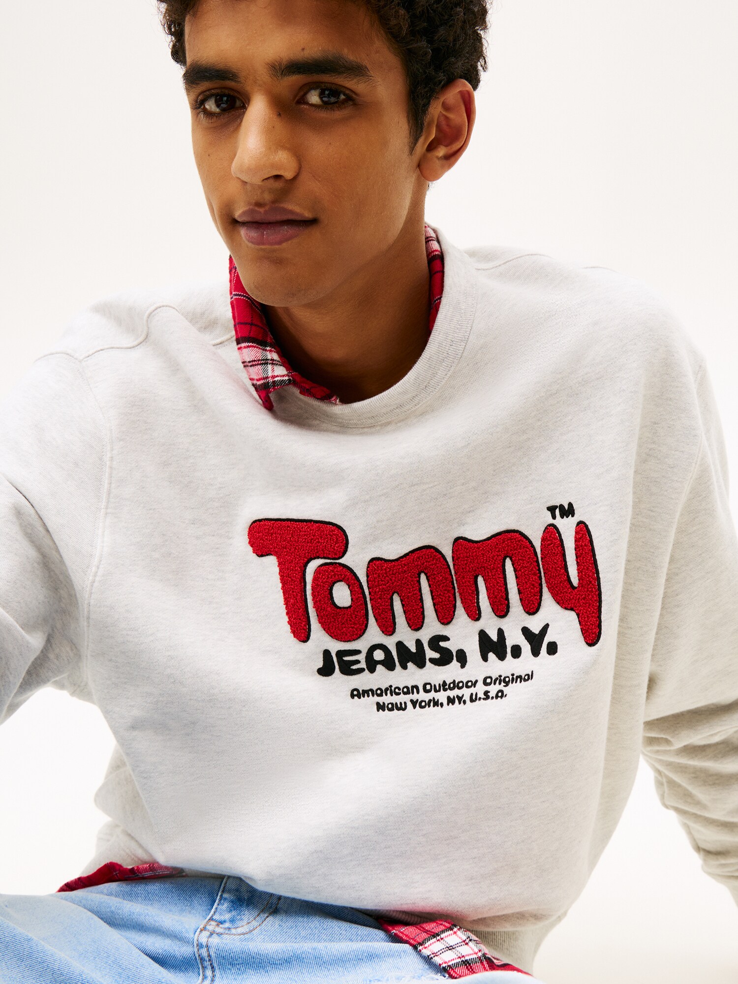 Tommy Jeans Mikina sivá melírovaná / červená / čierna (obrázok 5)