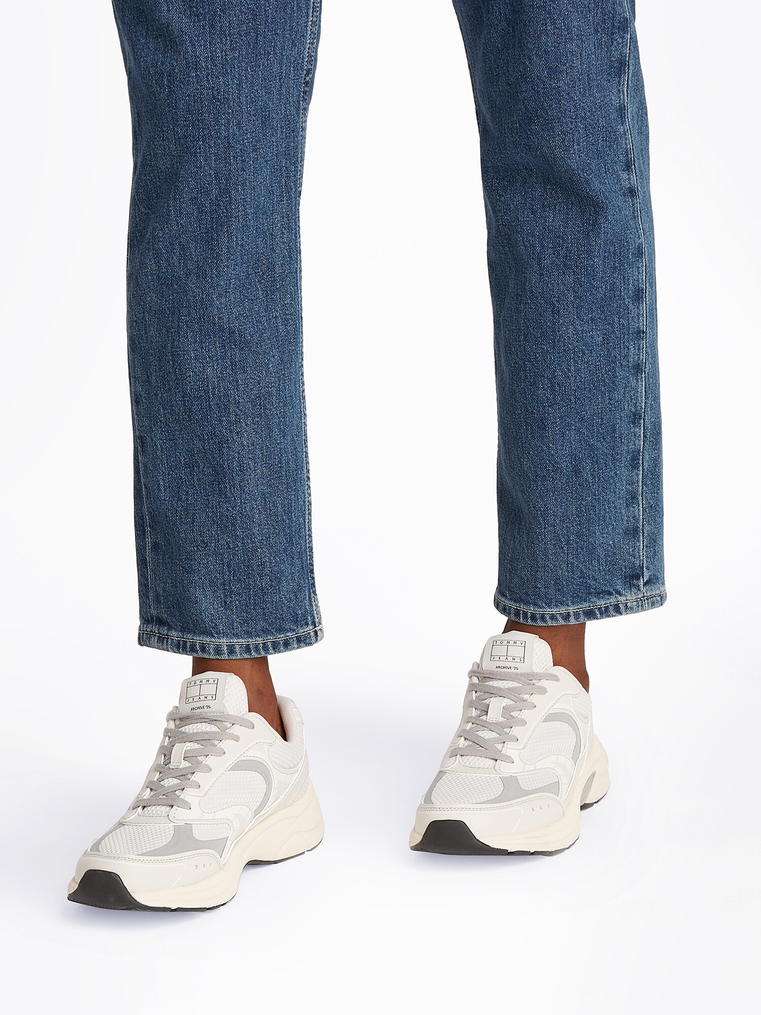 Tommy Jeans Nízke tenisky 'ARCHIVE 25' sivá / svetlosivá / biela (obrázok 6)