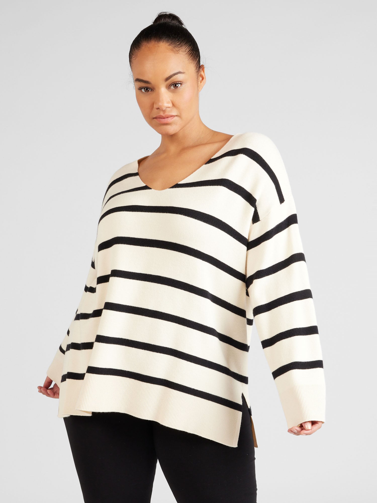 Vero Moda Curve Pulóver 'VMCSaba'  világos bézs / fekete termék 2. képe