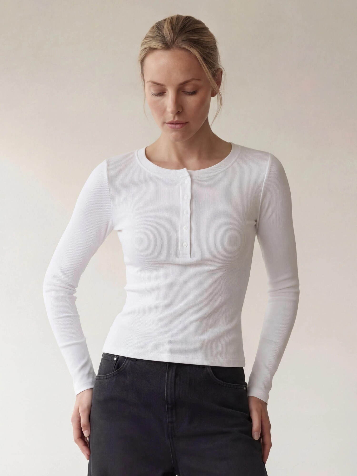 ARMIE Majica 'The Petra Henley Slim-Fit Top - White' bijela
