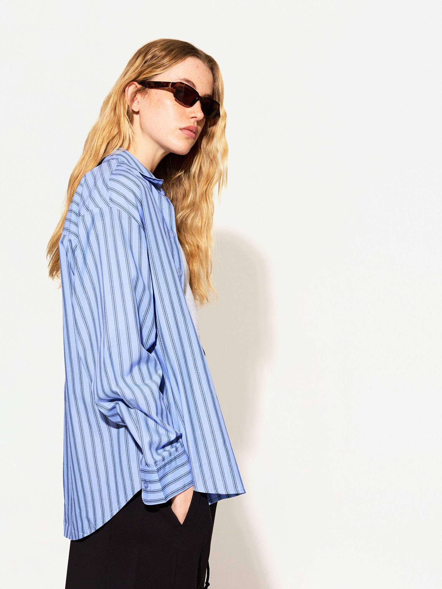 Bershka Blúz  világoskék / sötétkék termék 2. képe