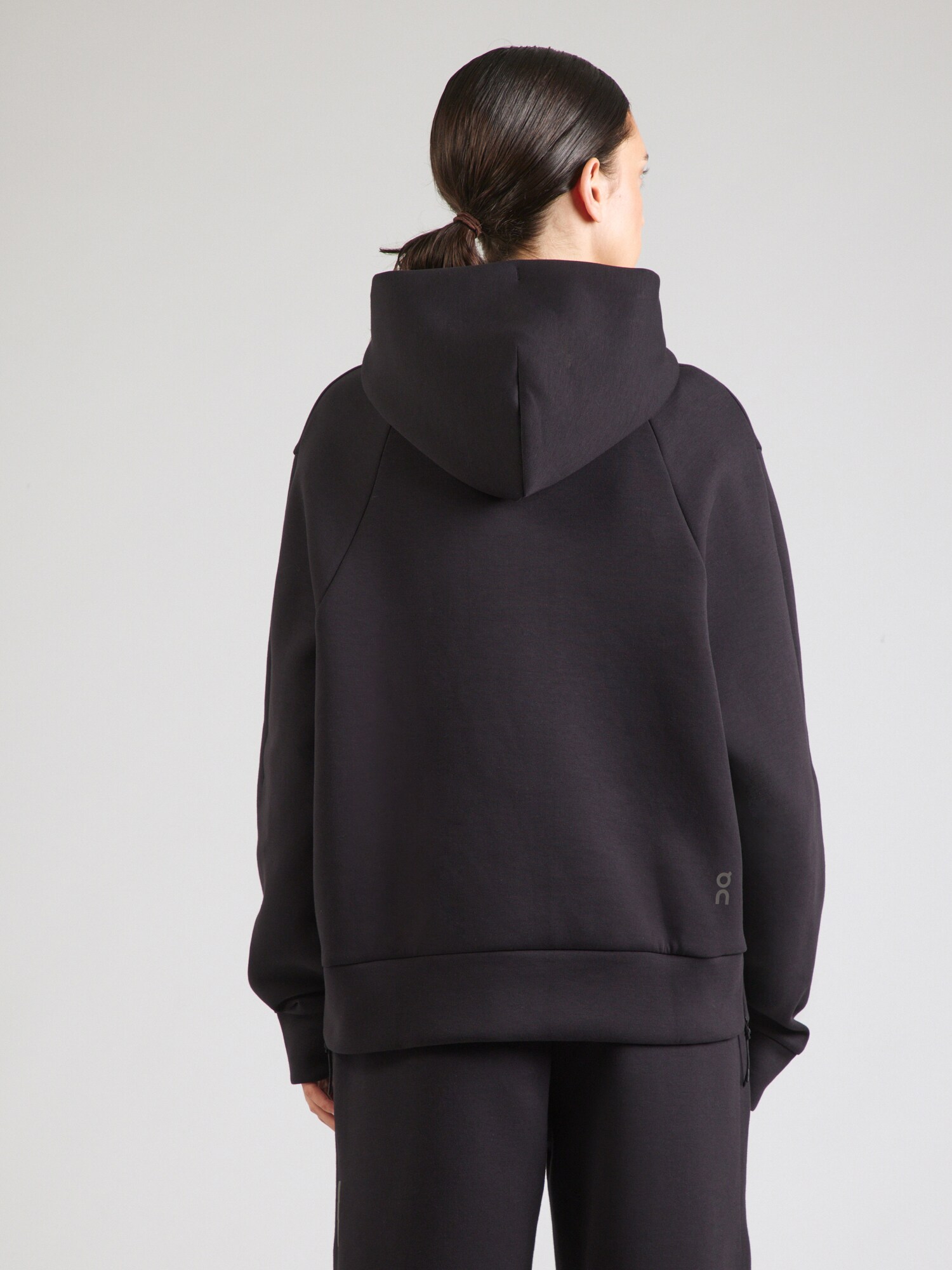 Thumbnail - On Sweatshirt Focus Tech