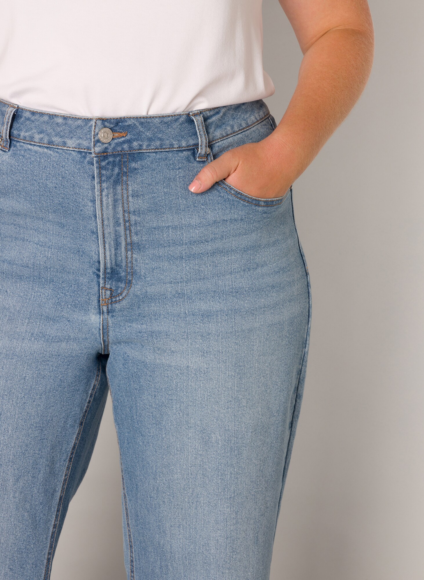 Thumbnail - BASE LEVEL CURVY Jeans