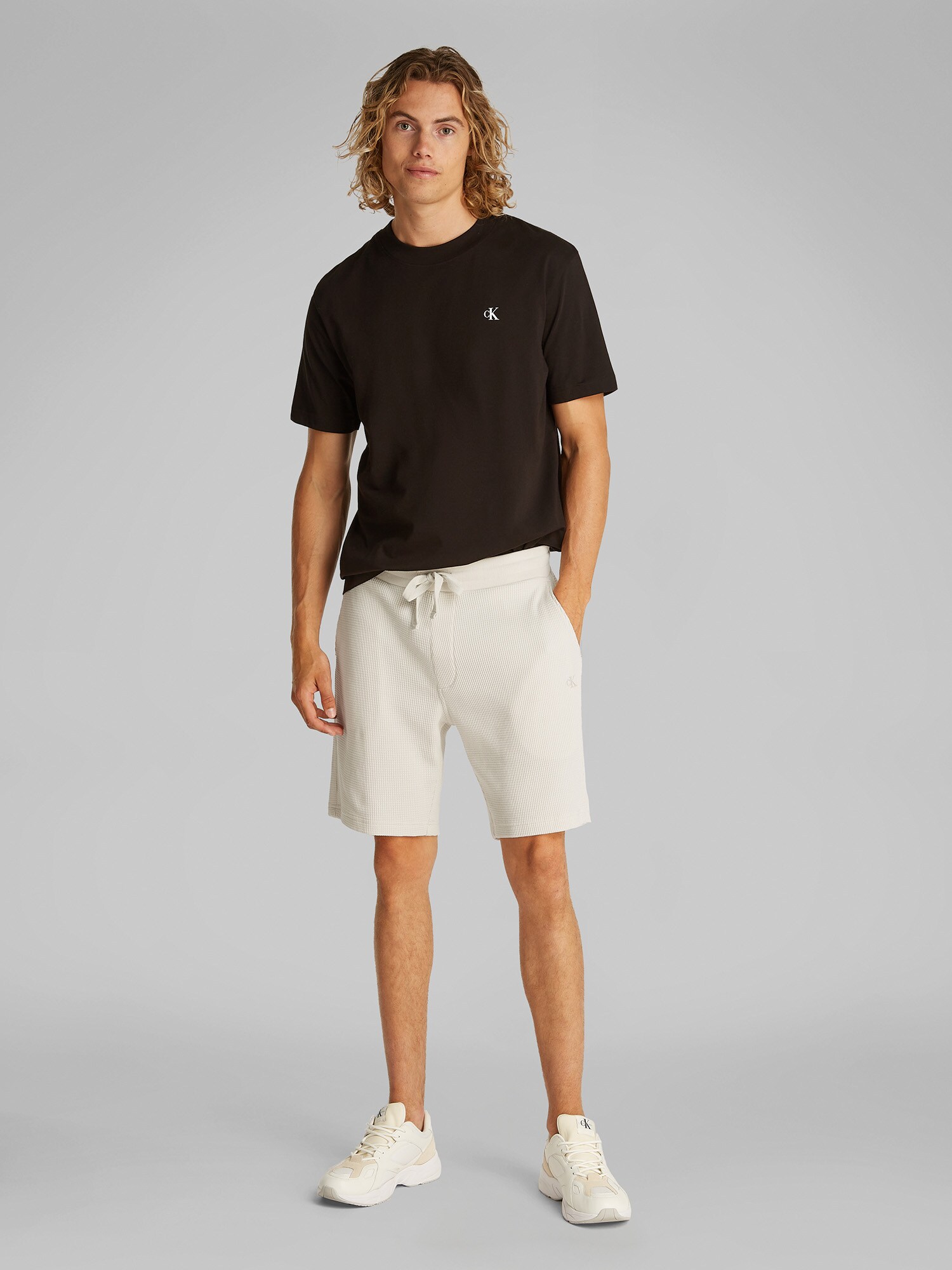 Calvin Klein Jeans Nohavice šedobiela (obrázok 4)