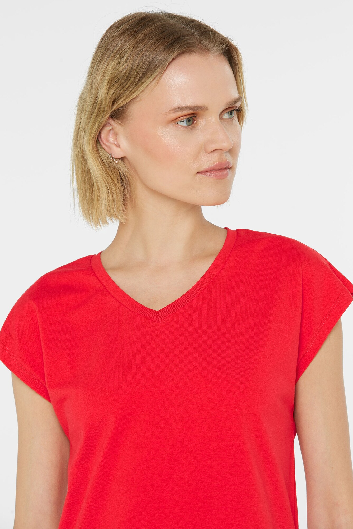 Thumbnail - SENSES.THE LABEL Sleeveless Shirt TAI:KI mit tiefem Rundhalsausschnitt