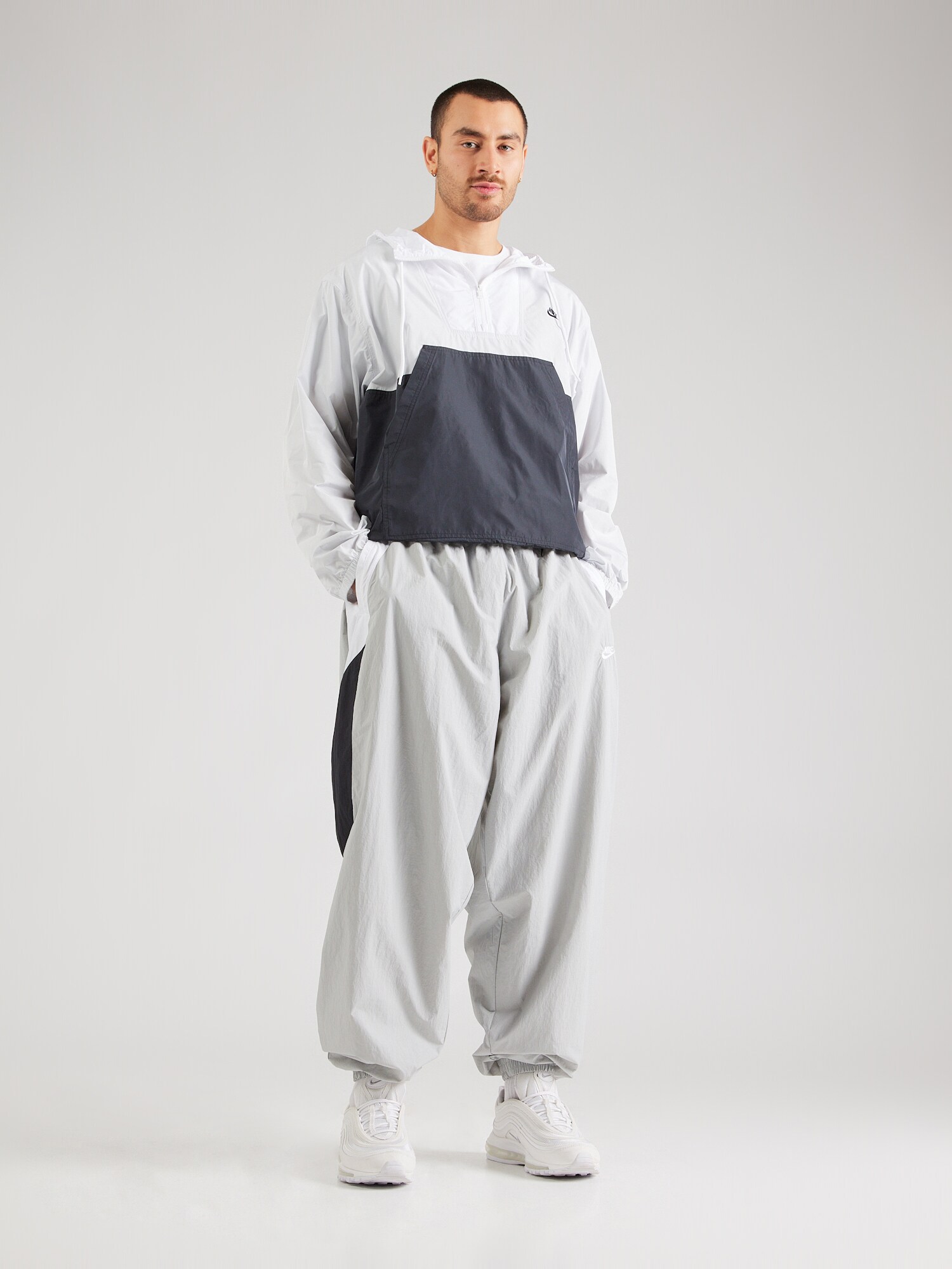 Nike Sportswear Nohavice 'CLUB' svetlosivá / čierna / biela (obrázok 4)