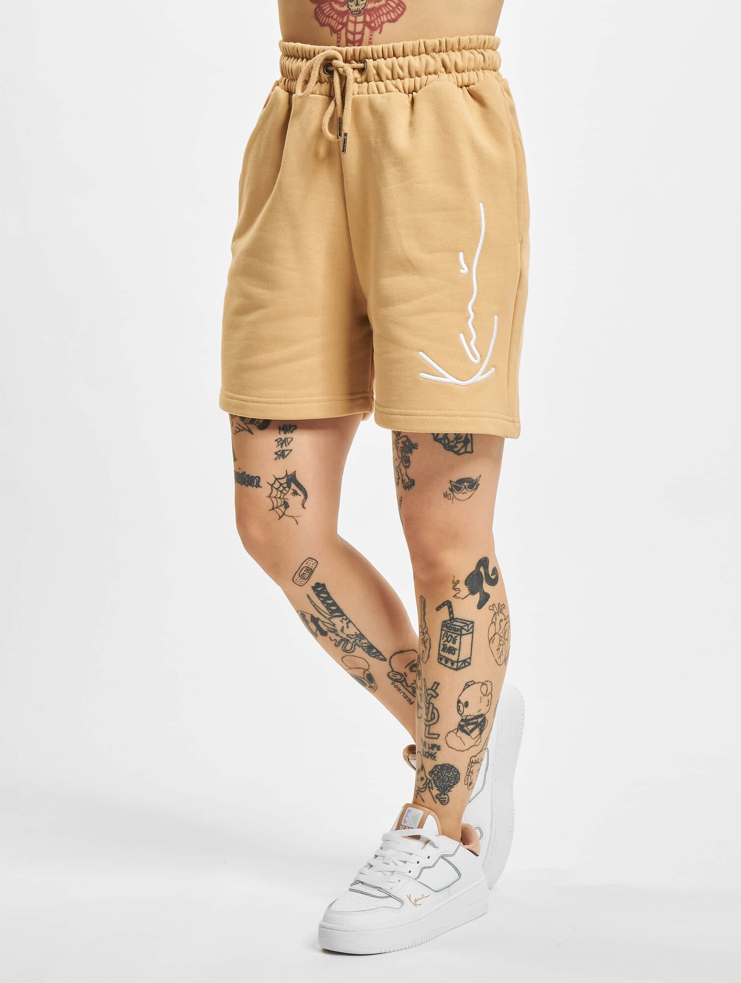 Karl Kani Pantaloni  bej deschis / alb