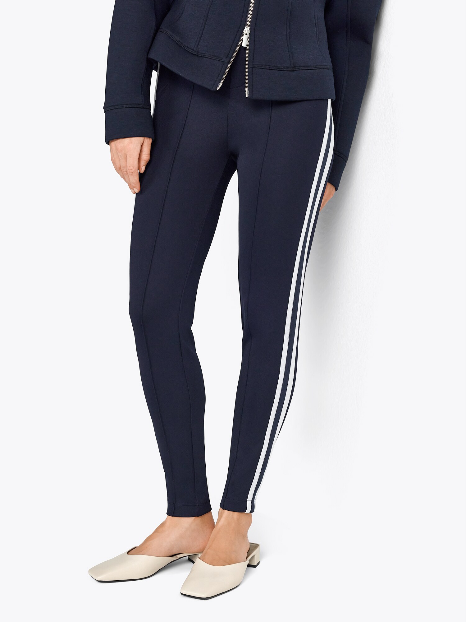 Thumbnail - Rich & Royal Hose