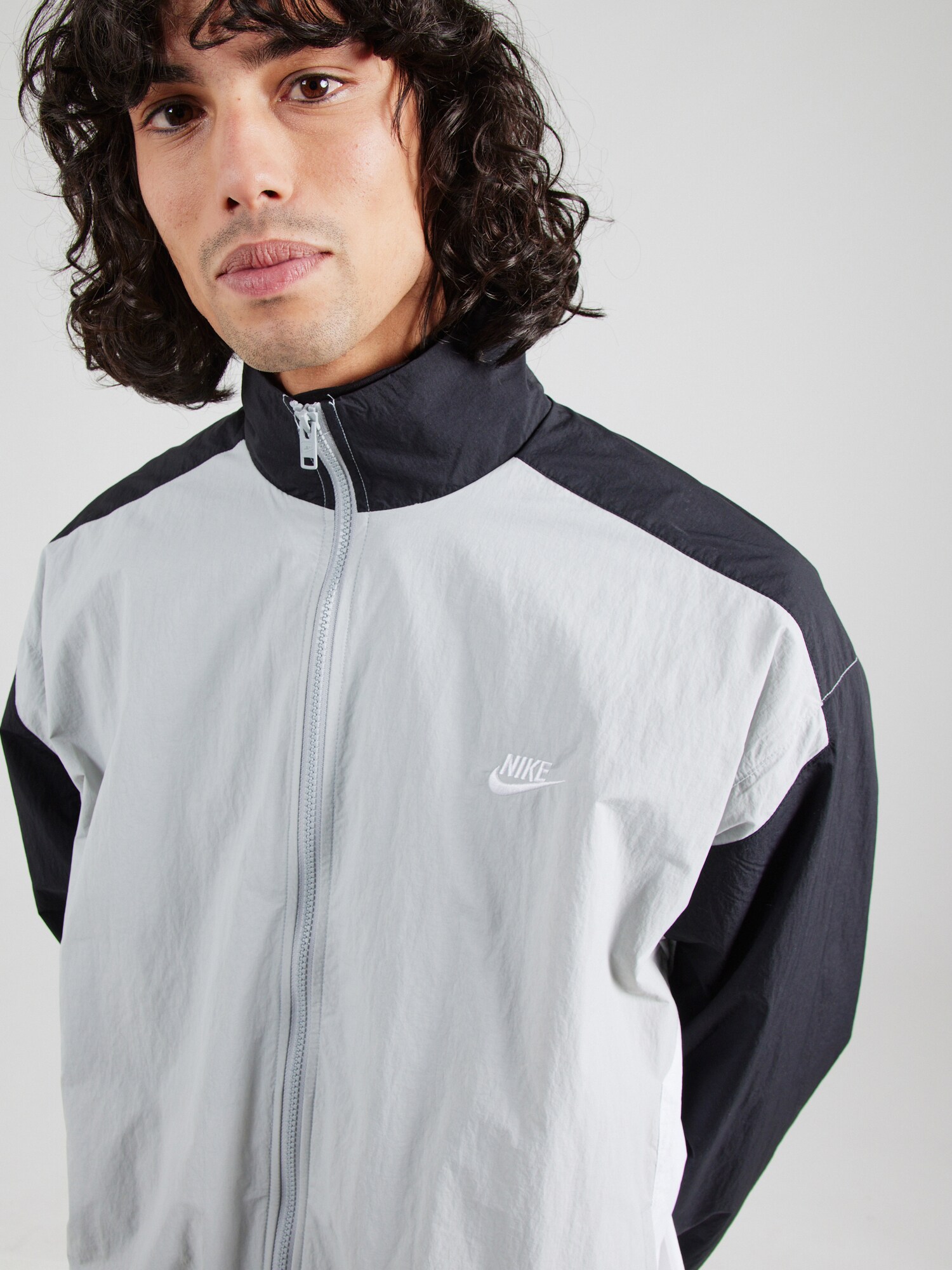 Nike Sportswear Prechodná bunda 'CLUB' sivá / čierna / biela (obrázok 5)