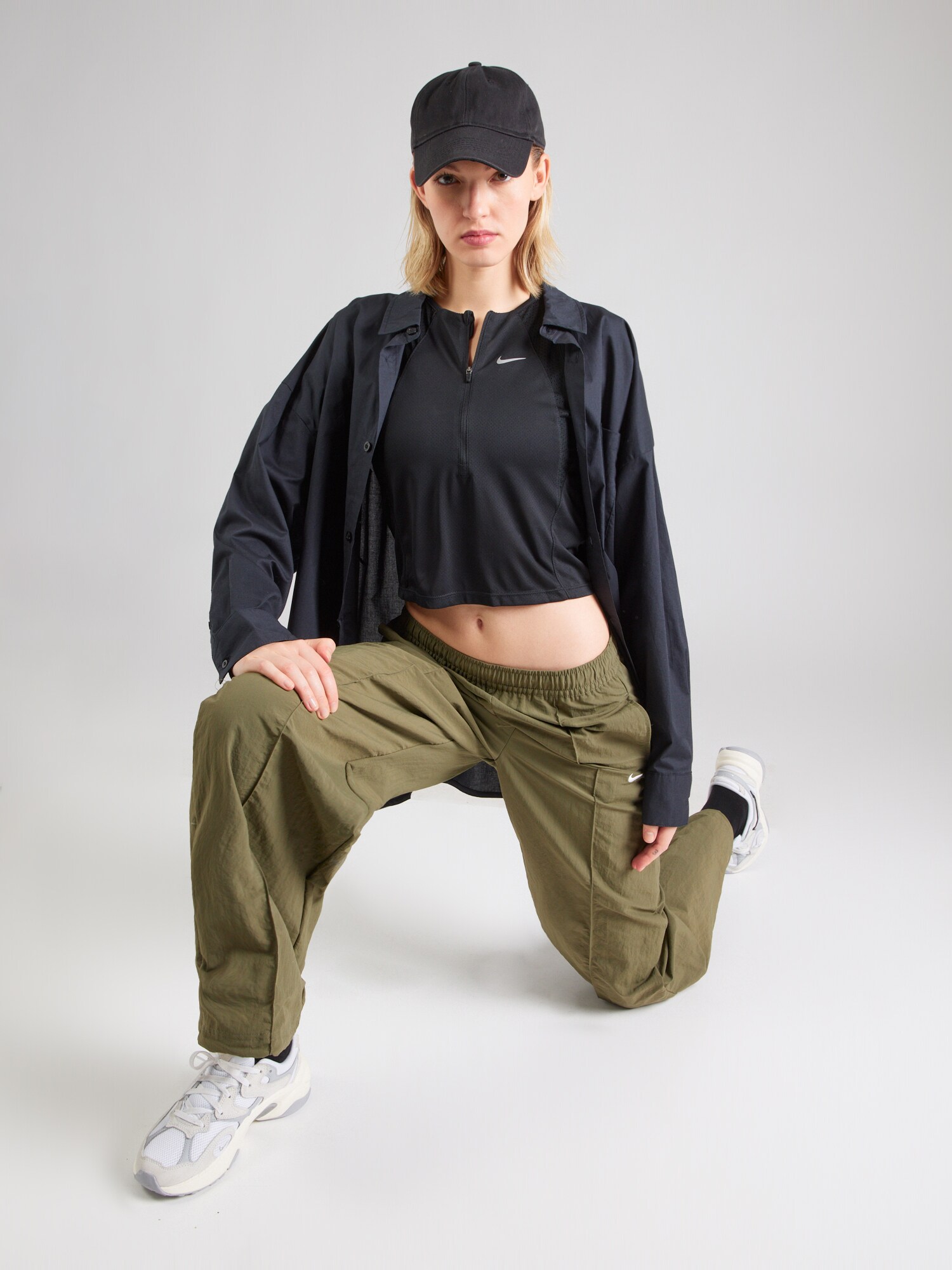 NIKE Športový top svetlosivá / čierna (obrázok 4)