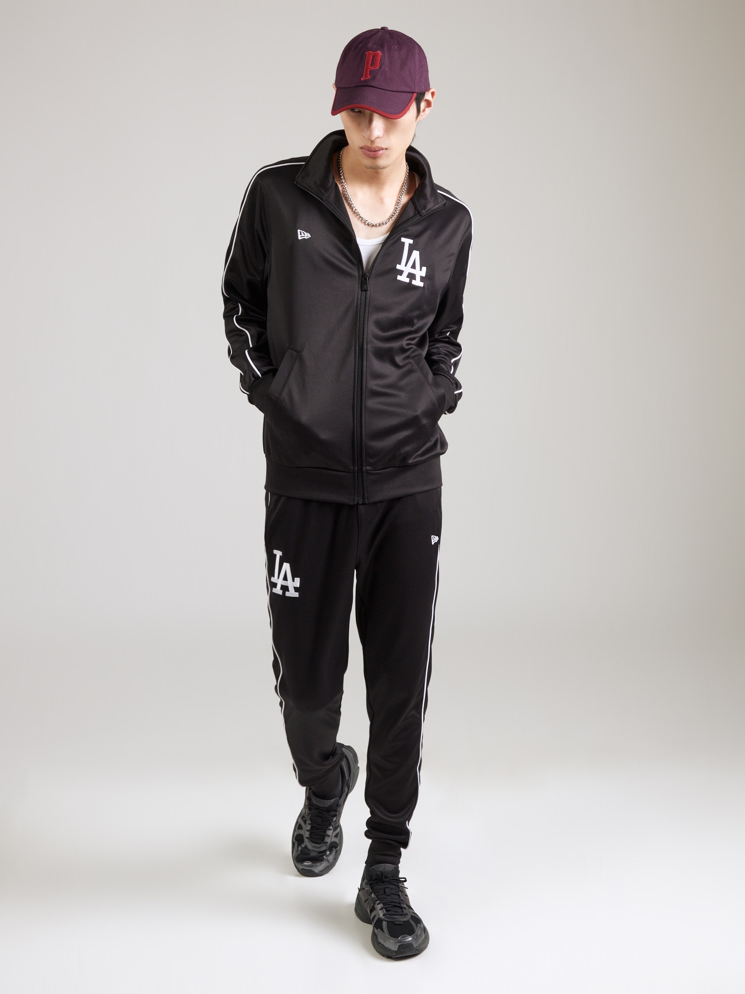 NEW ERA Jogging ruhák 'Poly'  fekete / fehér termék 2. képe
