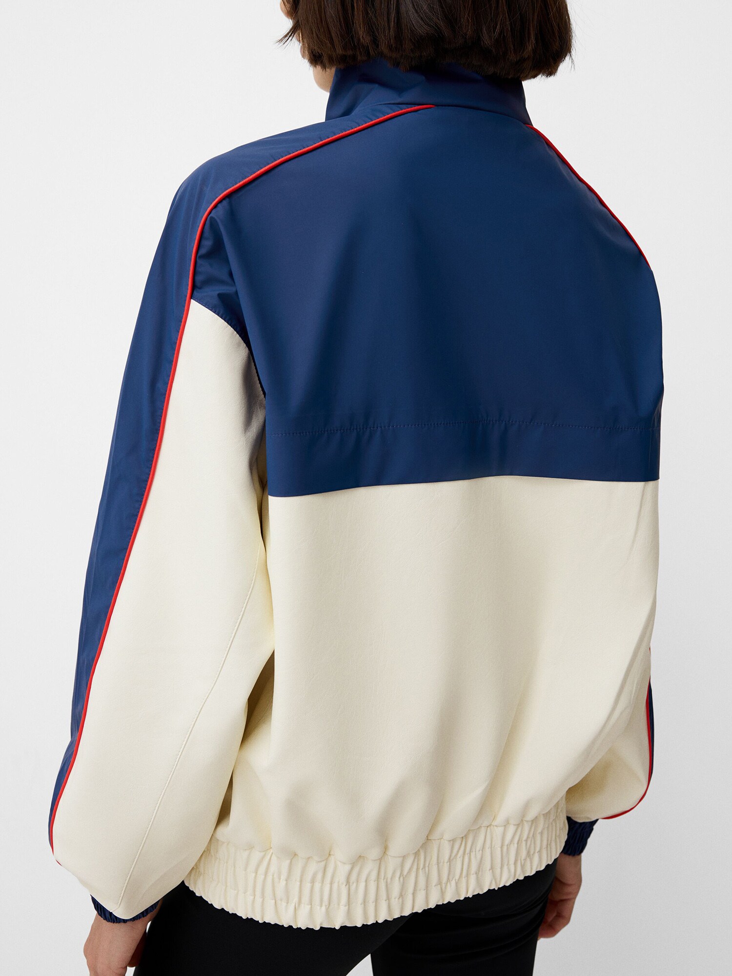 Bershka Prechodná bunda námornícka modrá / červená / šedobiela (obrázok 5)