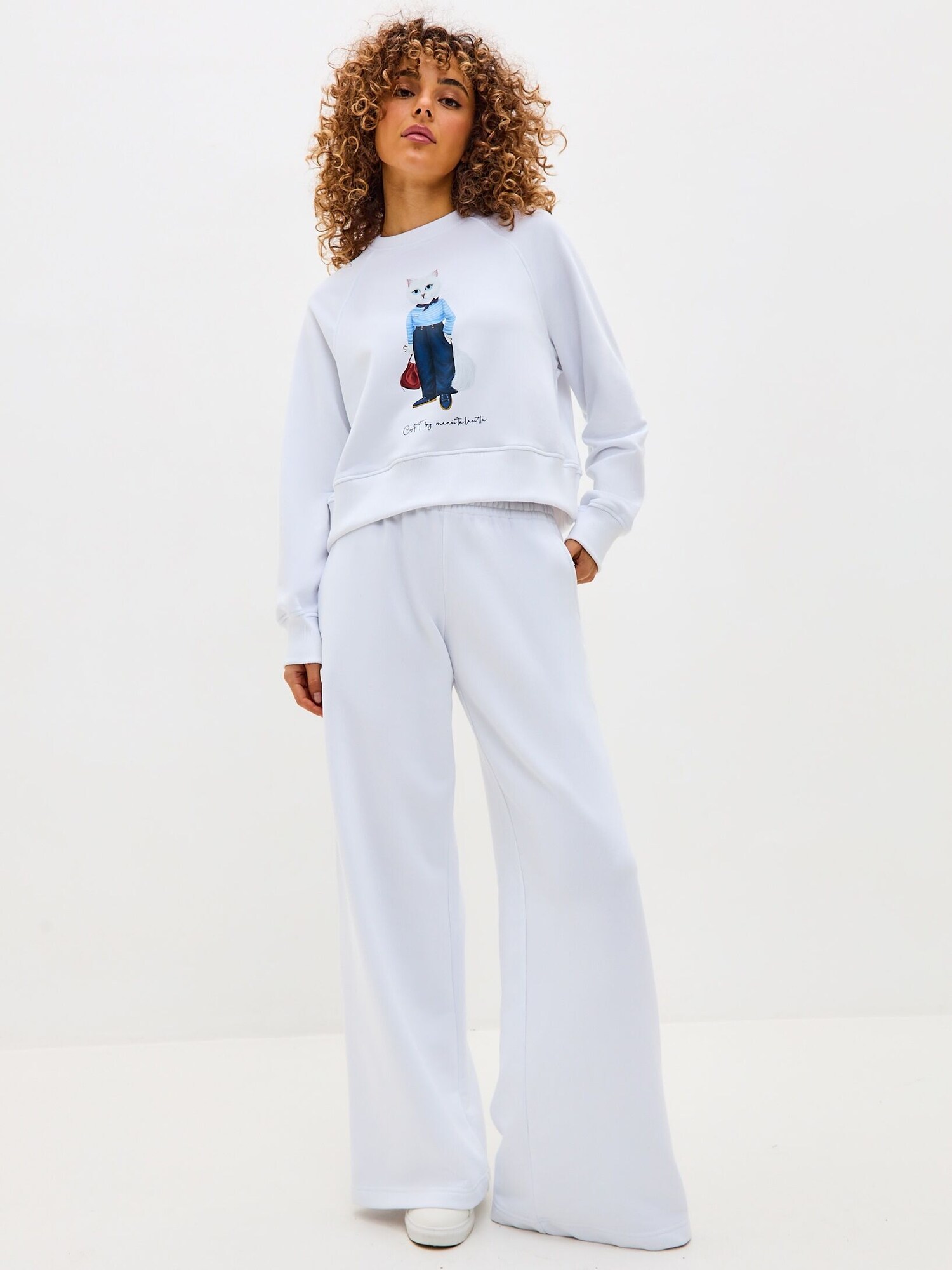 Thumbnail - CAT by Maniita Lacitta Sweatshirt mit Katzenprint MARINER CAT, Model trägt Größe S