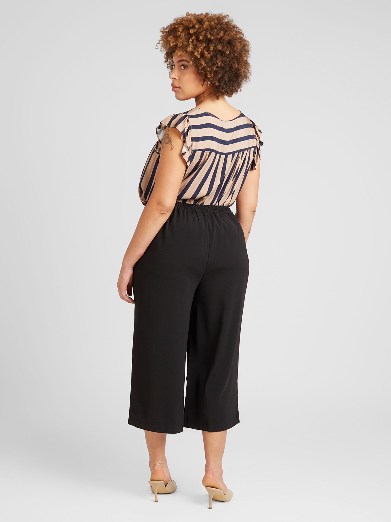 Vero Moda Curve Plisované nohavice čierna (obrázok 3)