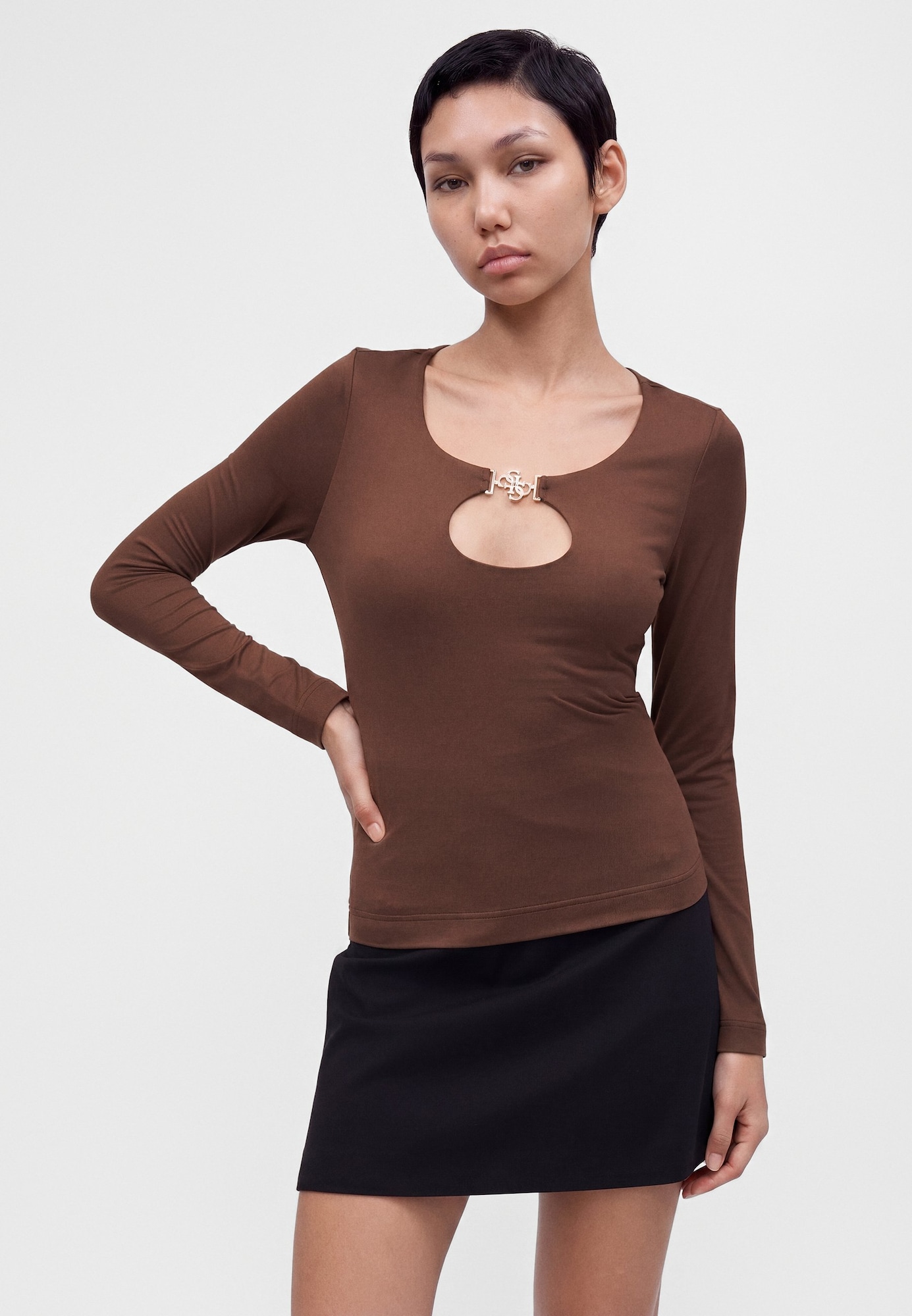 GUESS Camiseta 'CAMRYN' chocolate – imagen 3