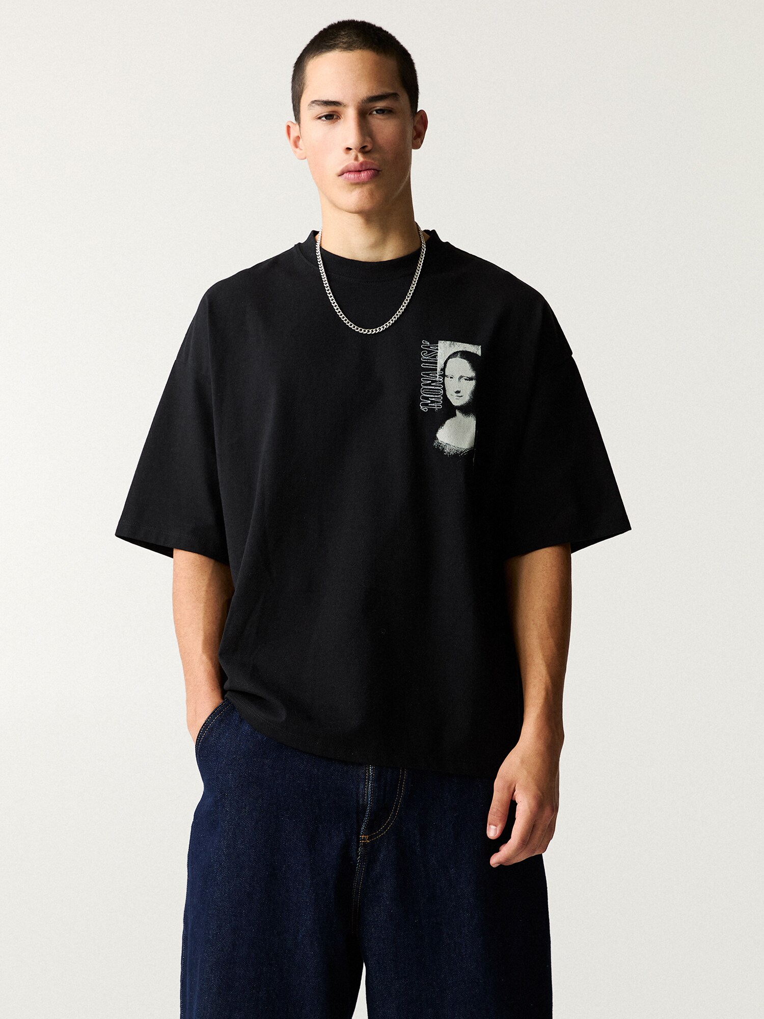 Pull&Bear Póló 'MONA LISA'  világosszürke / fekete / fehér termék 2. képe