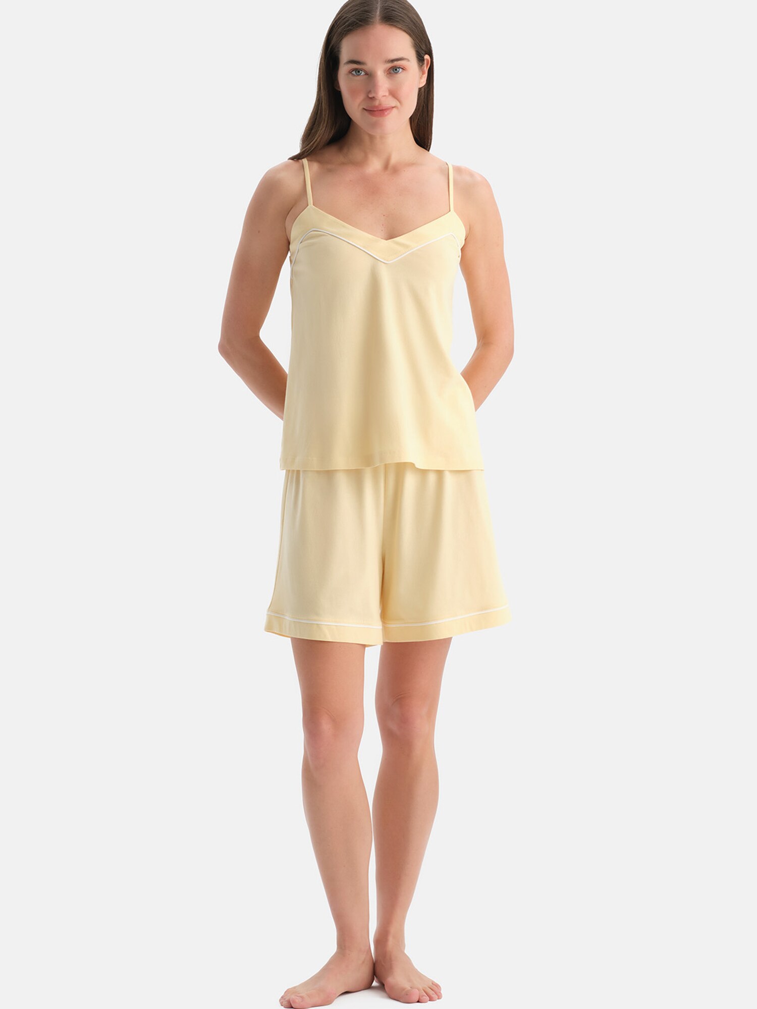 Dagi Pijama de pantalón corto  amarillo pastel / blanco