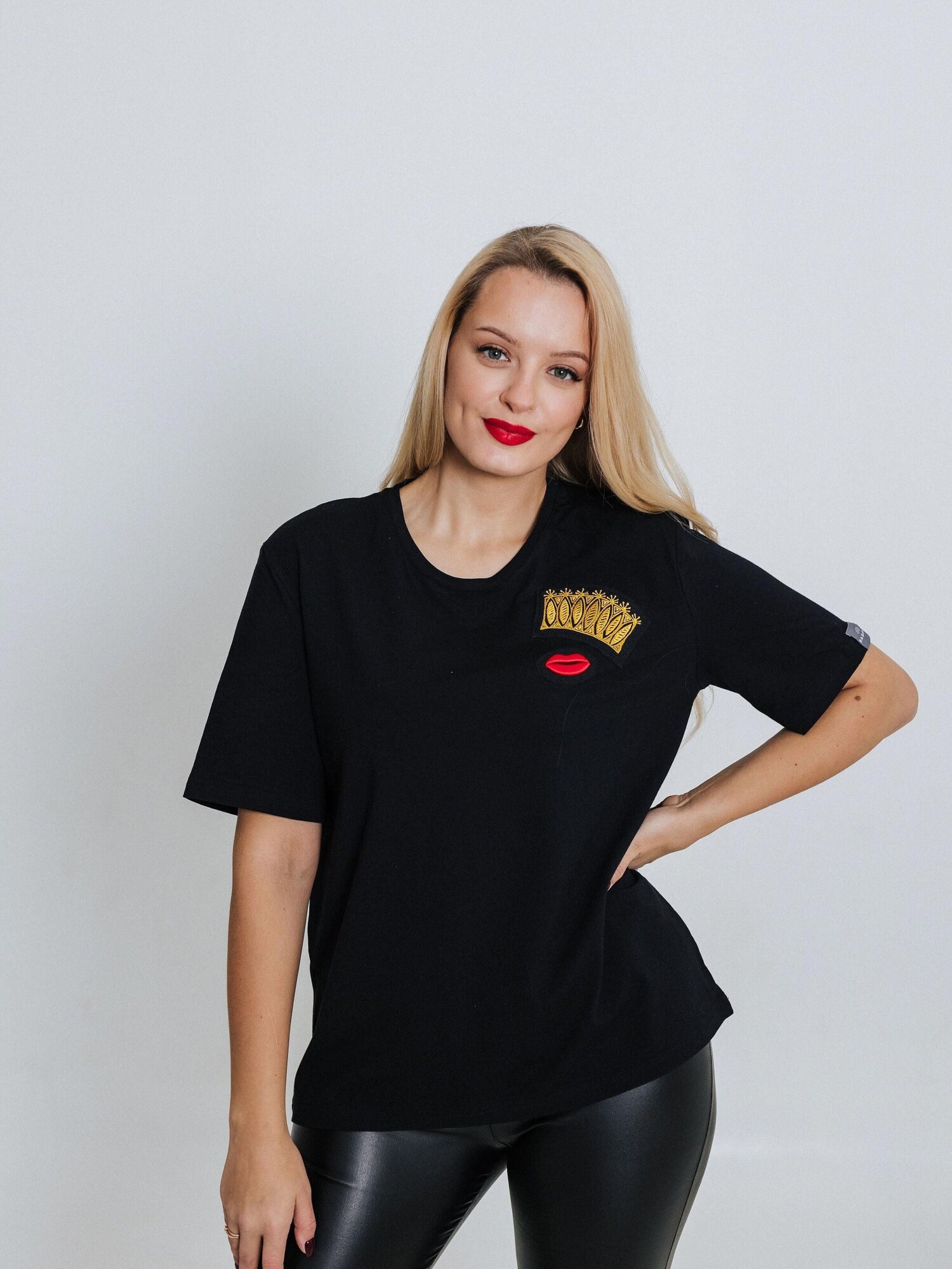 RADADA Camiseta 'CROWN AND RED LIPS'  negro