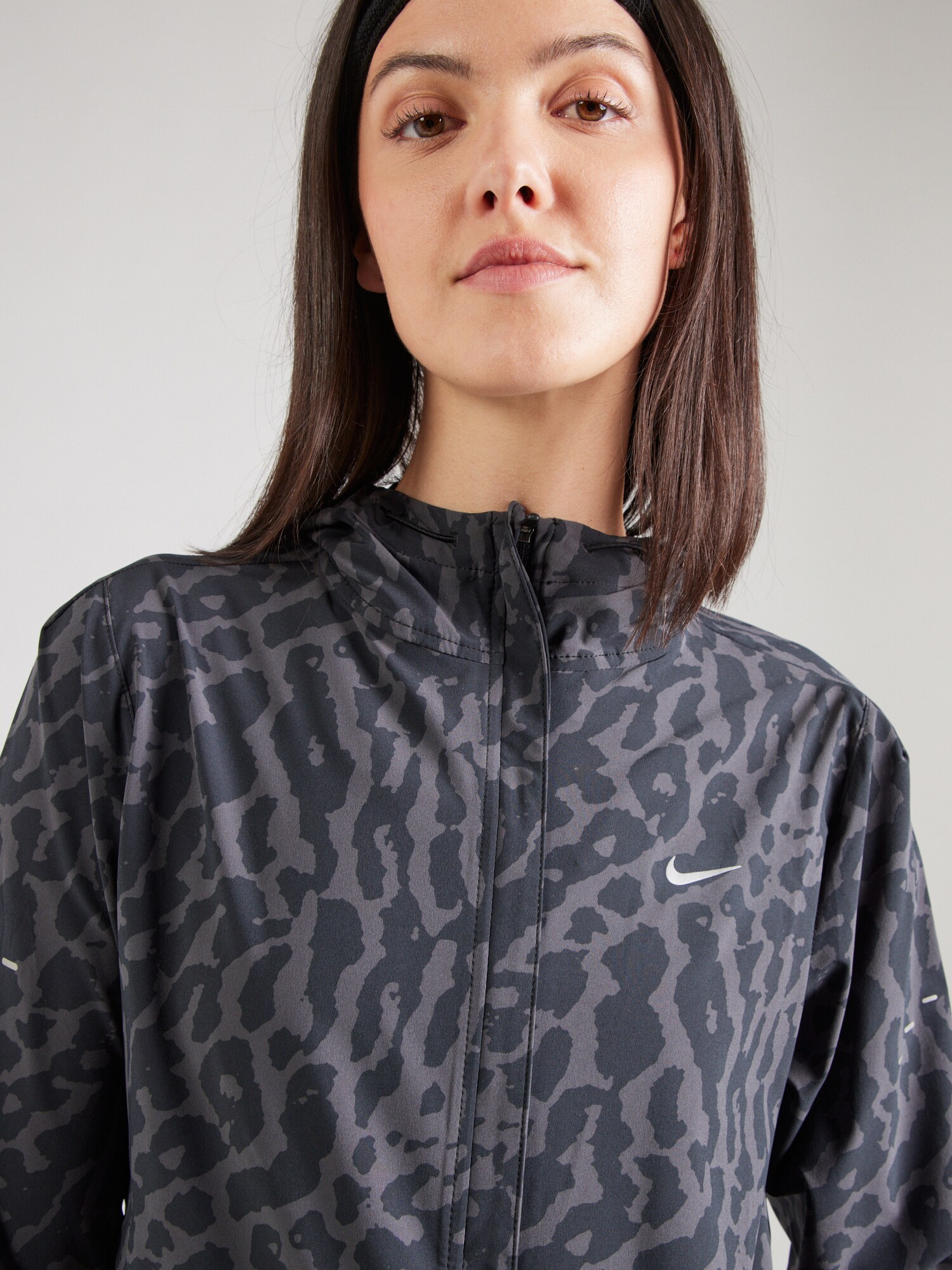 NIKE Sportdzseki 'SWIFT NVLT'  antracit / fekete termék 2. képe