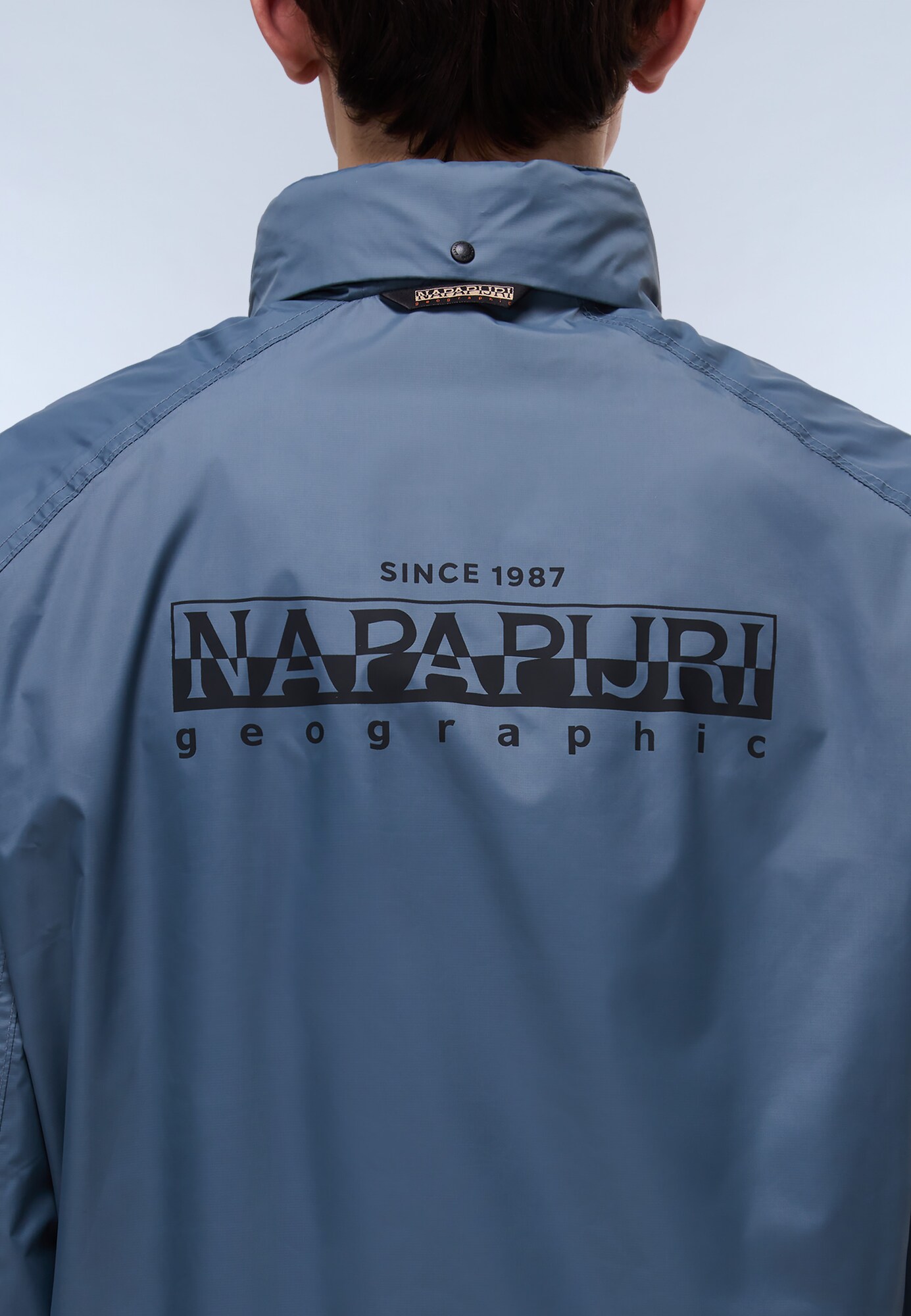NAPAPIJRI Prechodná bunda čadičová / čierna (obrázok 6)