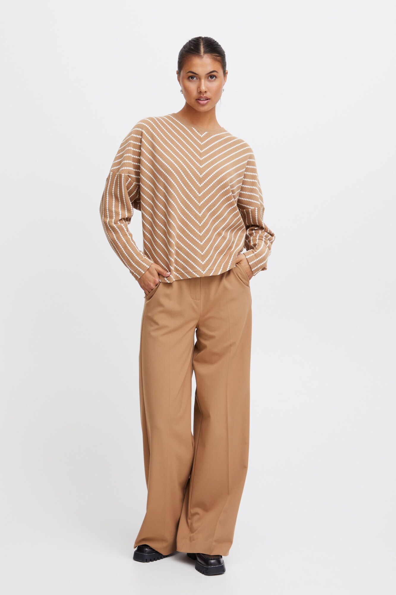 Thumbnail - b.young Sweatshirt