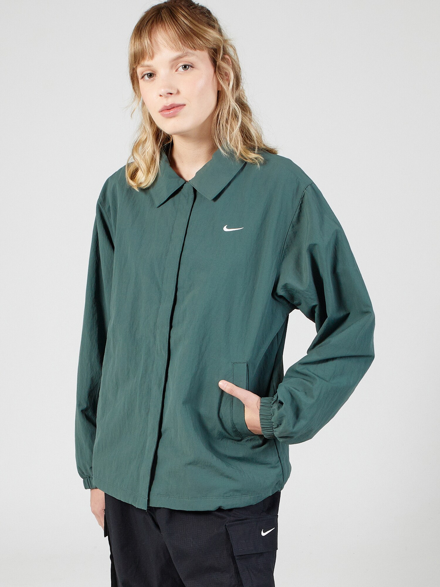 Nike Sportswear Átmeneti dzseki 'Essential'  smaragd / fehér termék 2. képe