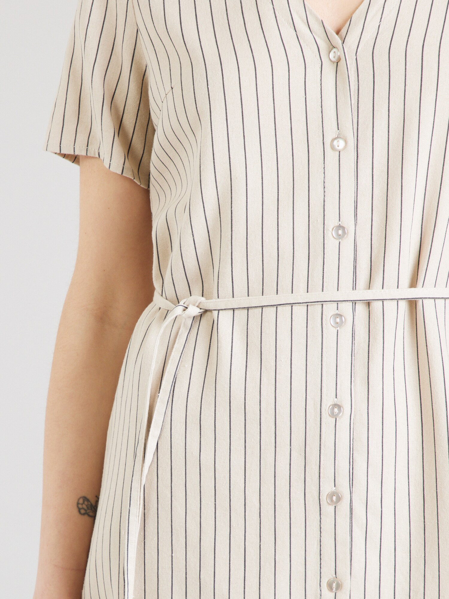 VERO MODA Šaty 'VMMYMILO' svetlosivá / čierna (obrázok 5)