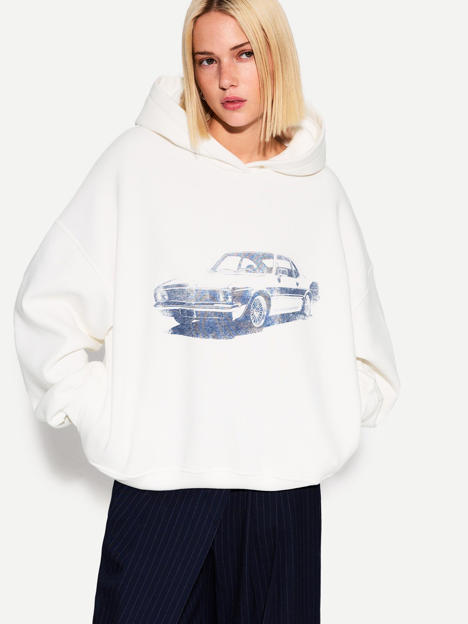 Bershka Tréning póló  tengerészkék / fehér termék 2. képe