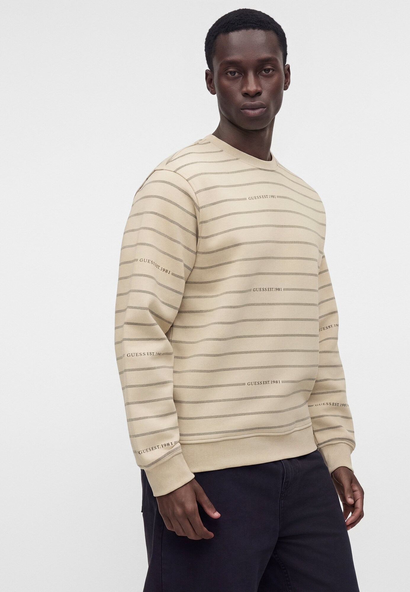 GUESS Sudadera  champán / negro – imagen 4