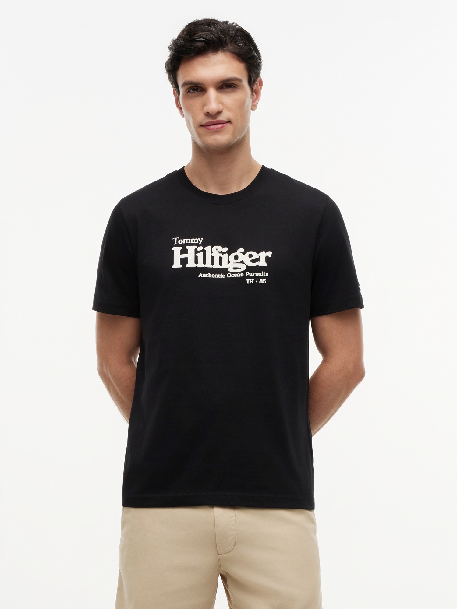 TOMMY HILFIGER Camiseta 'Logo Graphic' negro / blanco – imagen 2