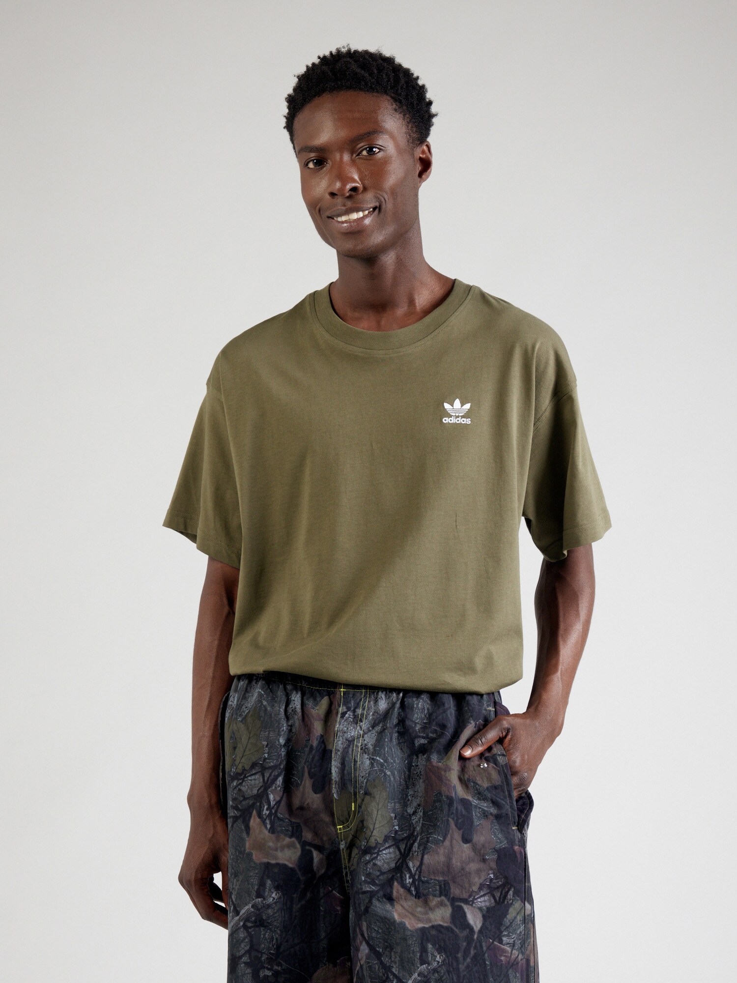 ADIDAS ORIGINALS Póló 'ESS'  olíva termék 2. képe