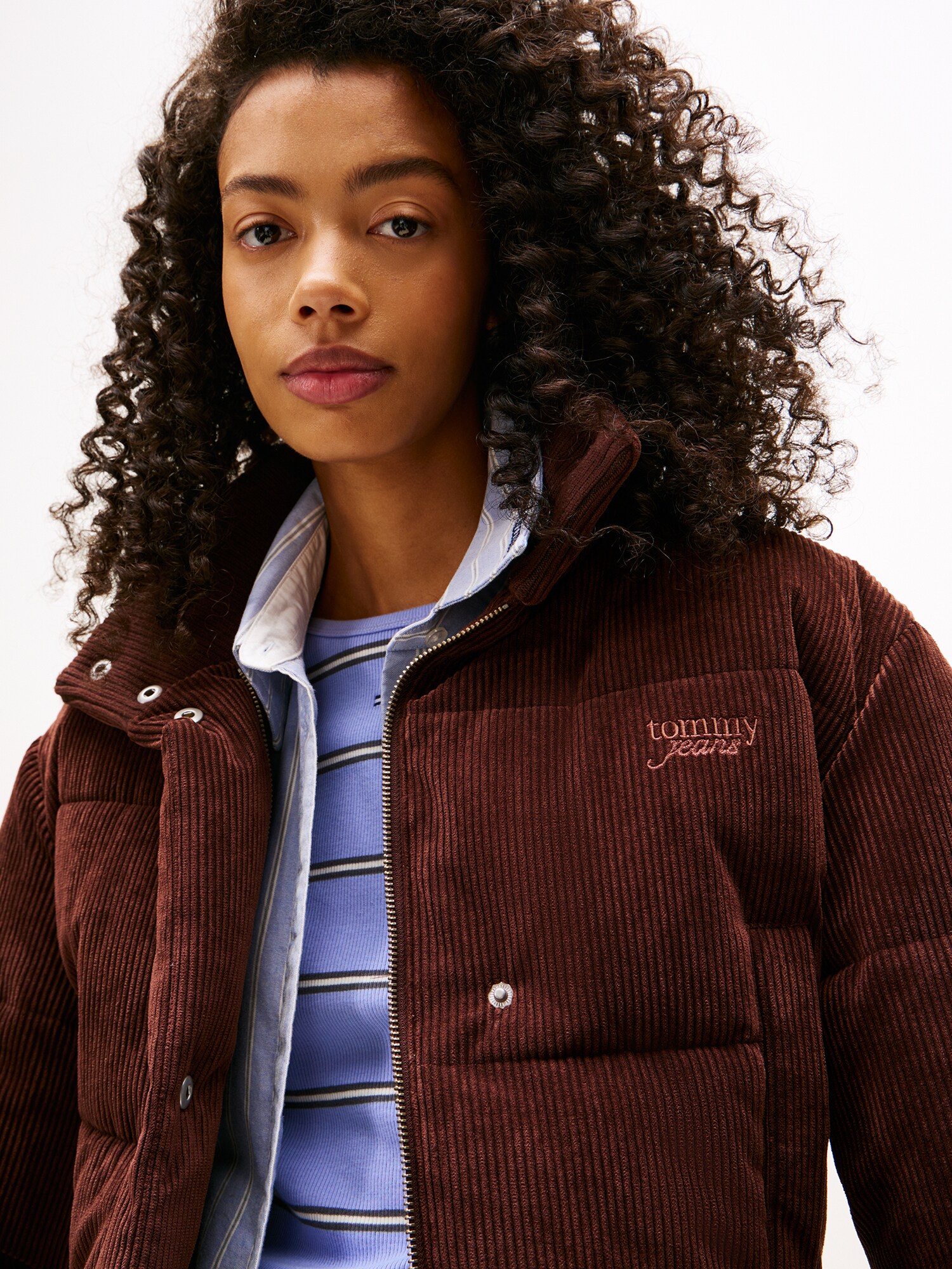 Tommy Jeans Prechodná bunda čokoládová (obrázok 5)