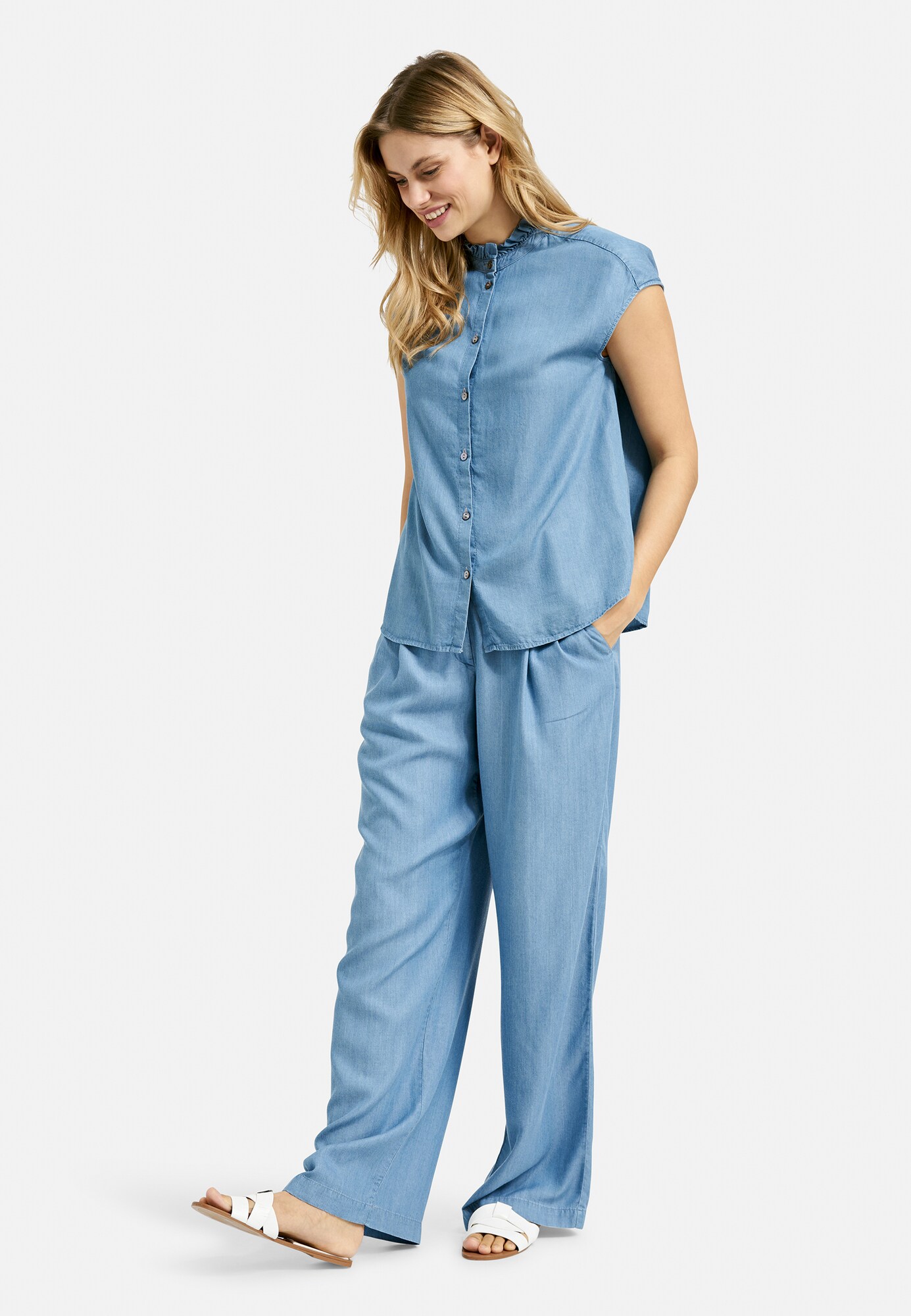 Thumbnail - Ärmellose Bluse mit Rüschenkragen