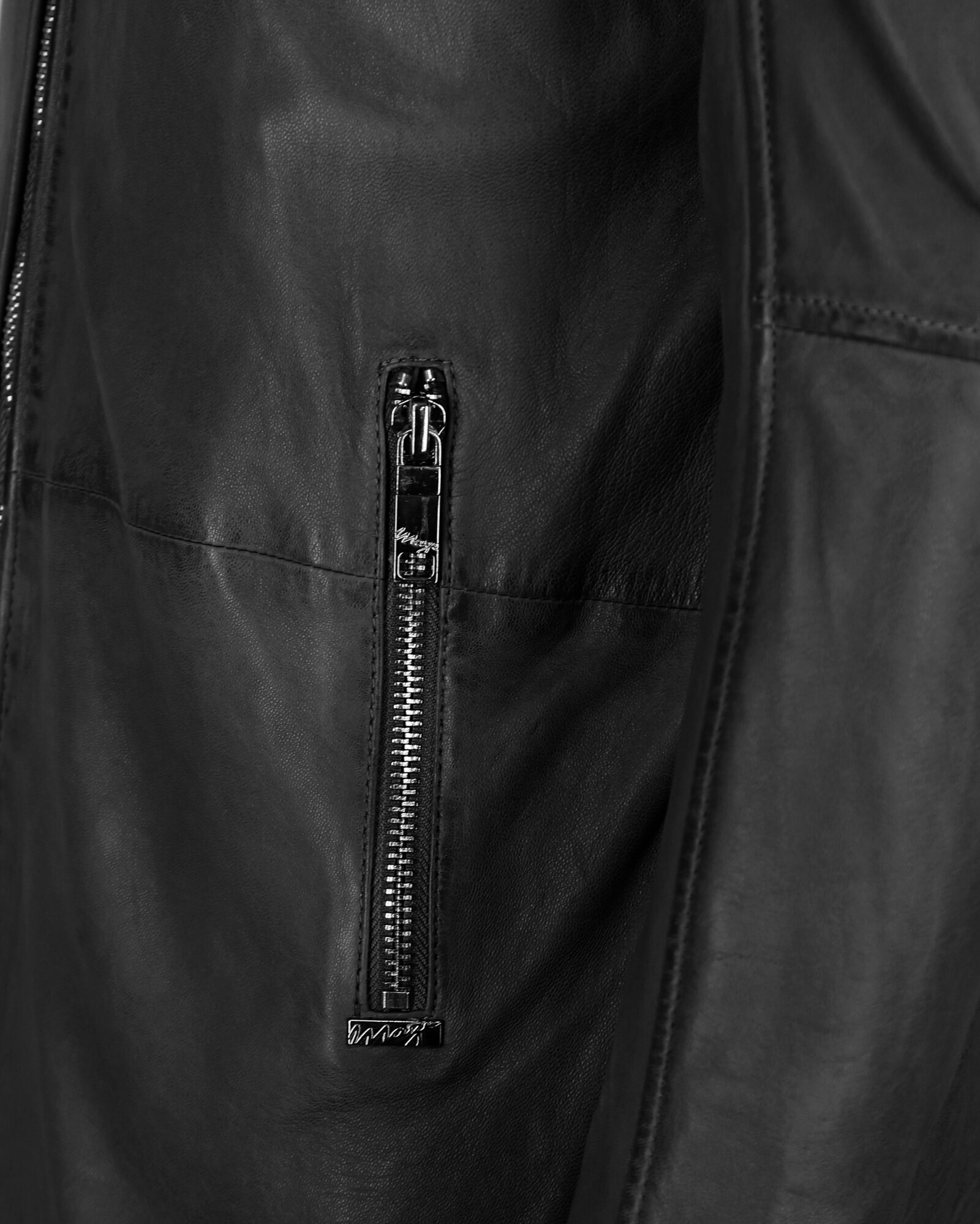 Thumbnail - Maze Mantel